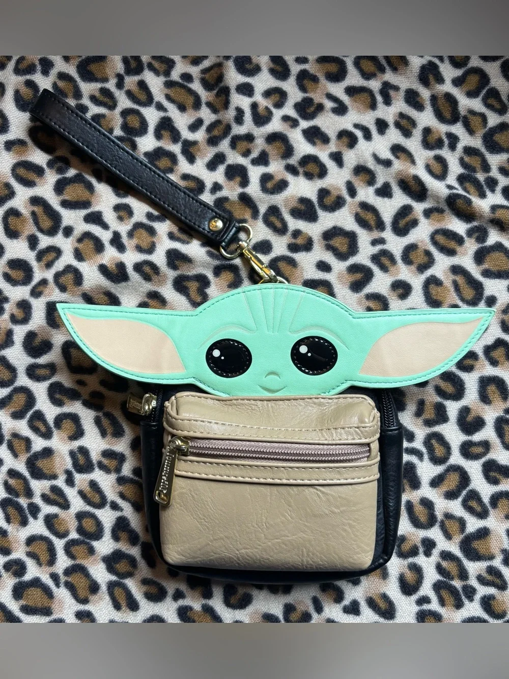 Disney Store Loungefly The Mandalorian Grogu Baby Yoda The Child Wristlet GUC💚 - Picture 1 of 12